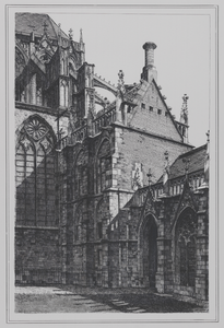 28694 Gezicht vanuit de kruisgang van de Domkerk te Utrecht op twee traveeën van de oostelijke arm van de kruisgang en ...